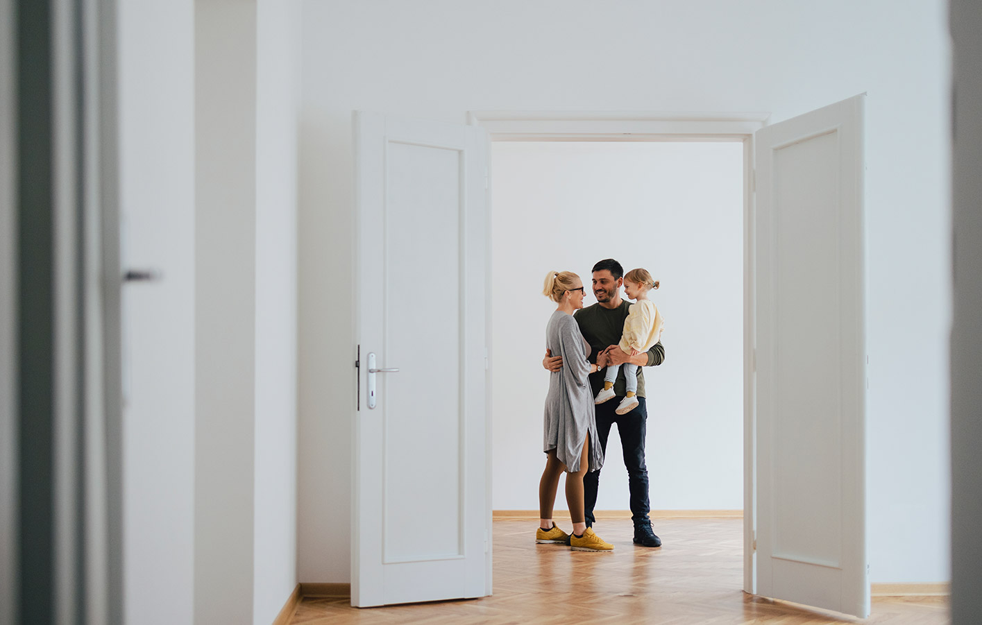 Blick durch geöffnet Innentür auf junge Familie